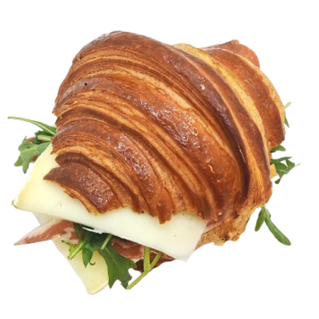 Croissant salé garni de coppa, tomme de brebis, cornichon et guacamole épicé